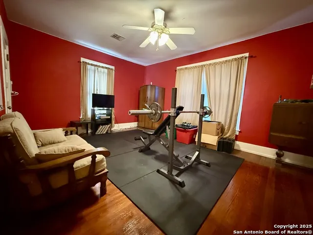 323 S 6th Kenedy, TX 78119