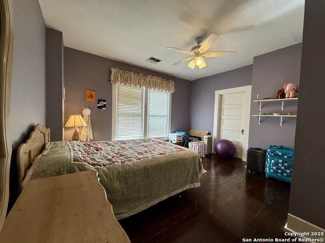 323 S 6th Kenedy, TX 78119