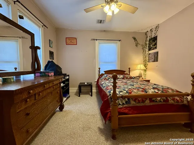 323 S 6th Kenedy, TX 78119