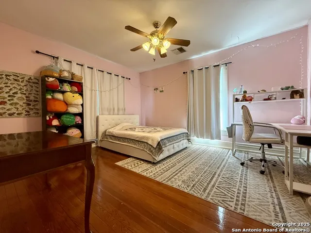 323 S 6th Kenedy, TX 78119
