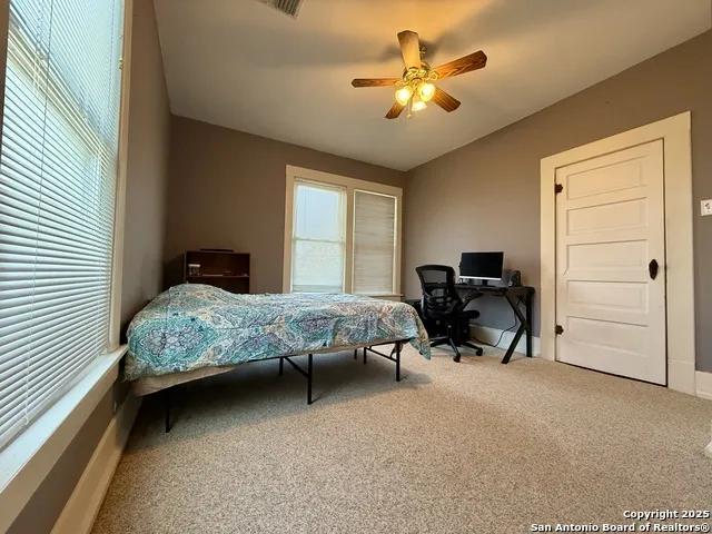 323 S 6th Kenedy, TX 78119