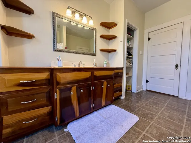 323 S 6th Kenedy, TX 78119