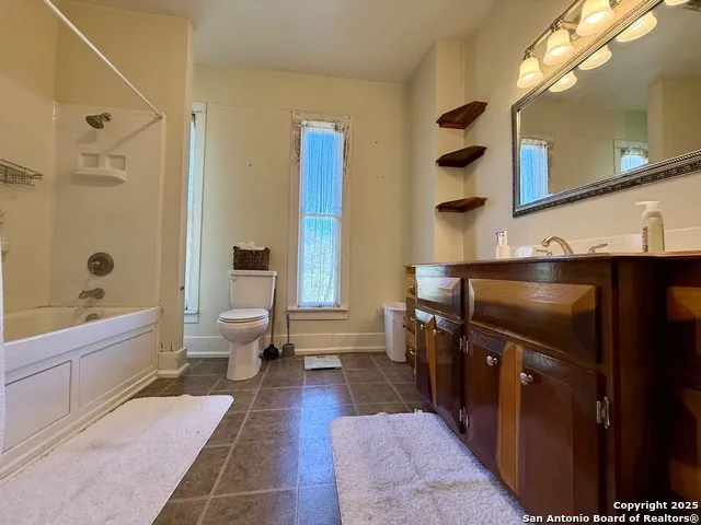 323 S 6th Kenedy, TX 78119
