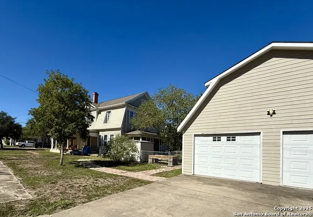 323 S 6th Kenedy, TX 78119