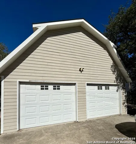 323 S 6th Kenedy, TX 78119