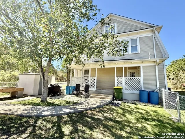 323 S 6th Kenedy, TX 78119