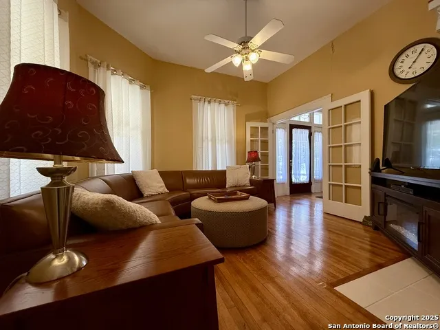 323 S 6th Kenedy, TX 78119