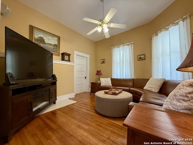 323 S 6th Kenedy, TX 78119