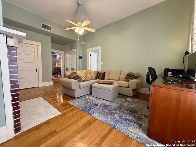 323 S 6th Kenedy, TX 78119