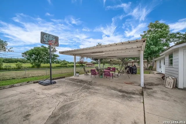 127 Hillcrest Dr La Vernia, TX 78121