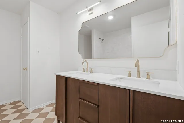484 E OLMOS DR Olmos Park, TX 78212