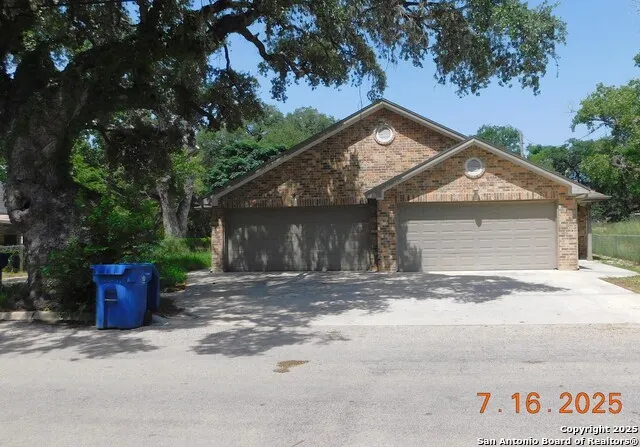 1409 W Martin Pleasanton, TX 78064
