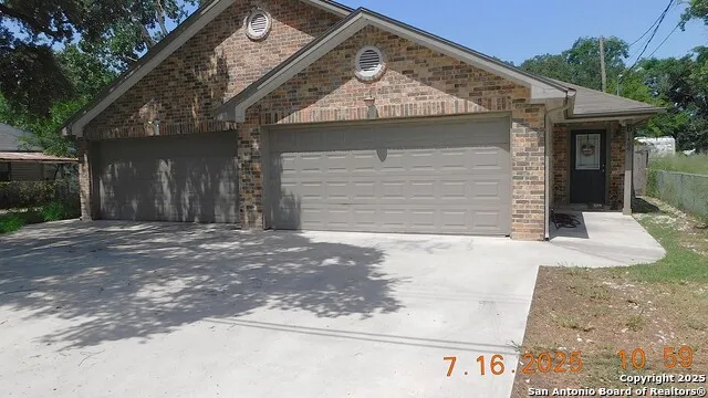 1409 W Martin Pleasanton, TX 78064