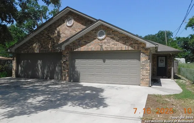 1409 W Martin Pleasanton, TX 78064