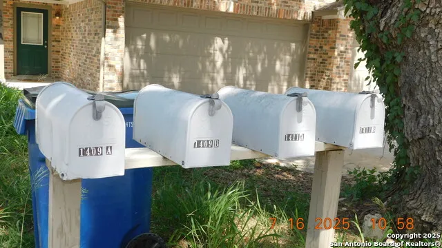 1409 W Martin Pleasanton, TX 78064