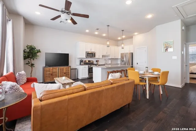 2009 MCCULLOUGH AVE San Antonio, TX 78212