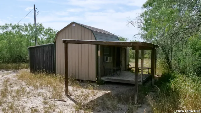 128 Salyer Rd George West, TX 78022