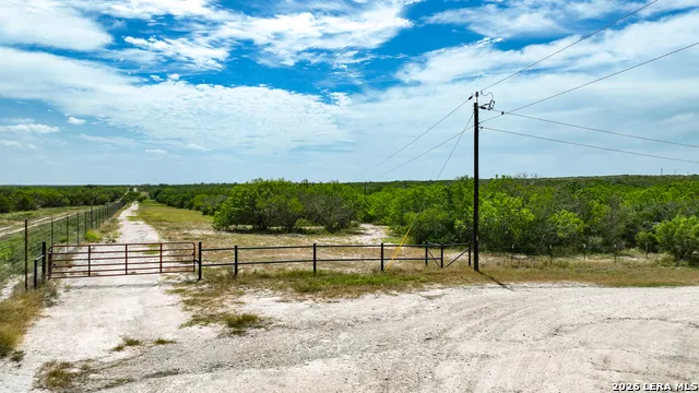128 Salyer Rd George West, TX 78022