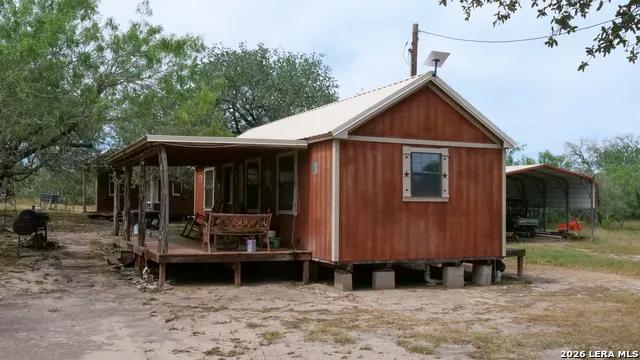 128 Salyer Rd George West, TX 78022