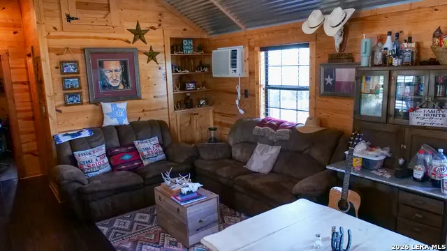 128 Salyer Rd George West, TX 78022