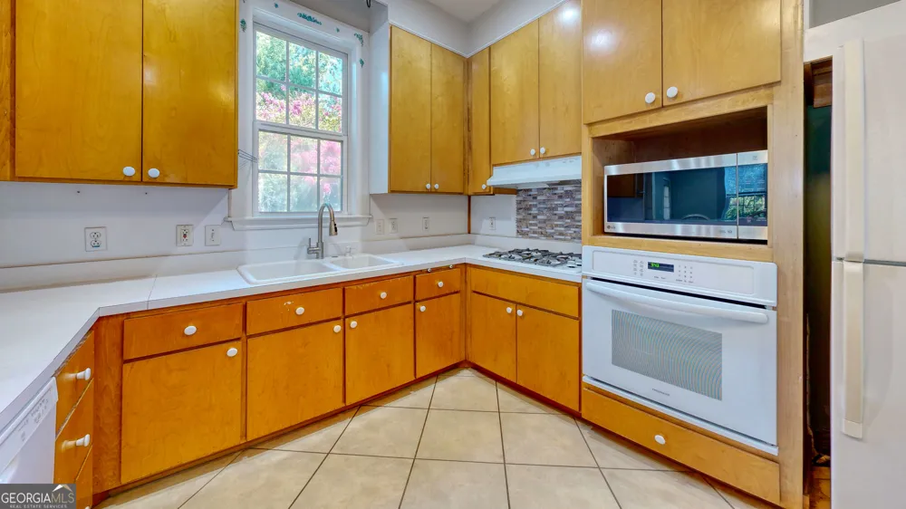 2607 Governor ST Garden City, GA 31408