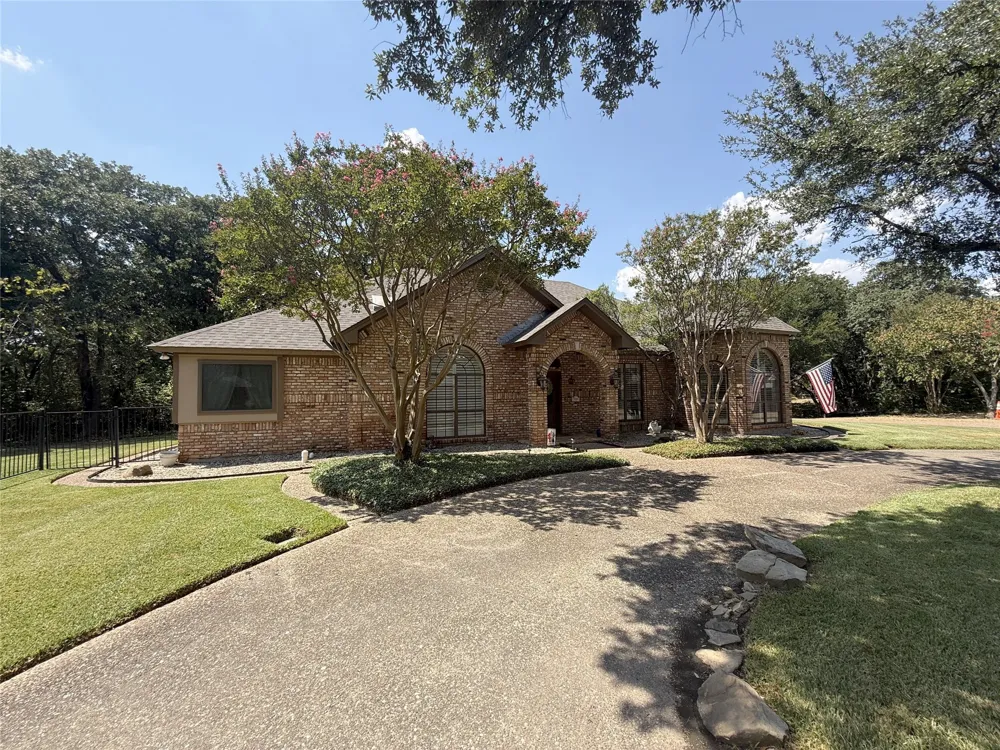 100 Kings Row Drive Mansfield, TX 76063