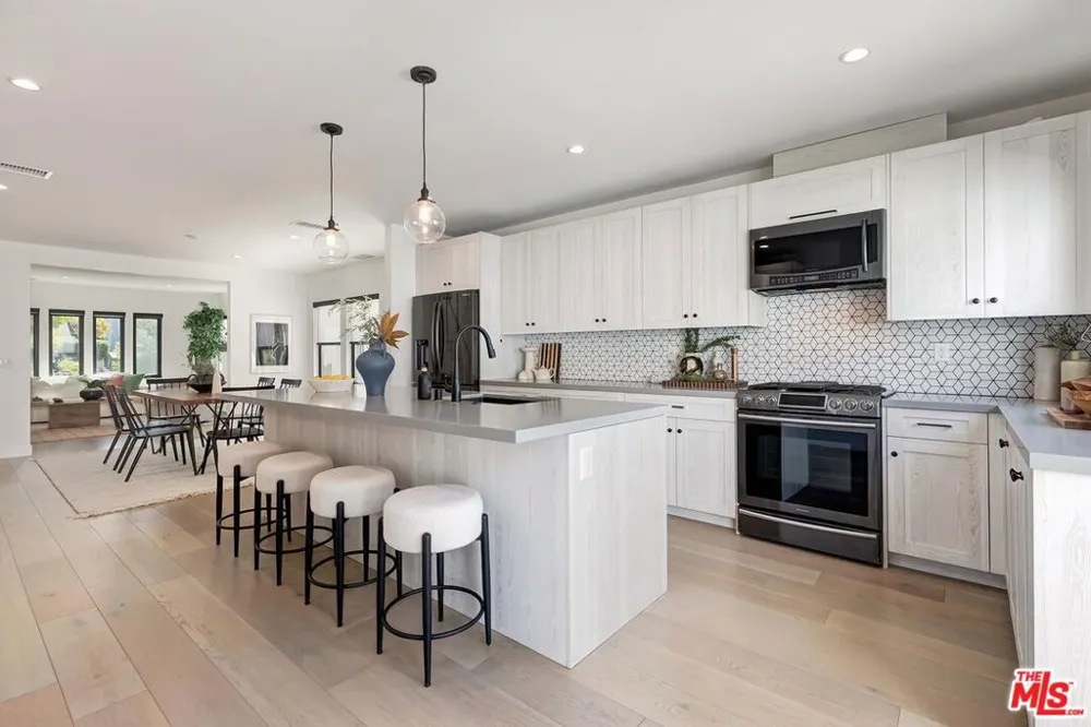 1015 S Tremaine Avenue Los Angeles, CA 90019