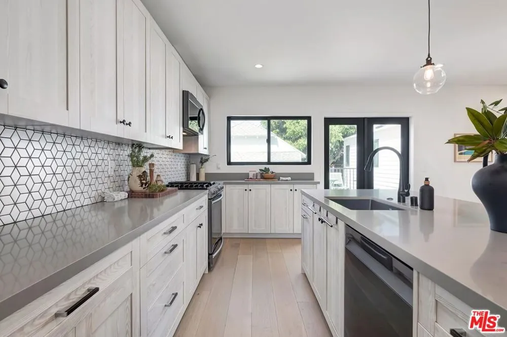 1015 S Tremaine Avenue Los Angeles, CA 90019