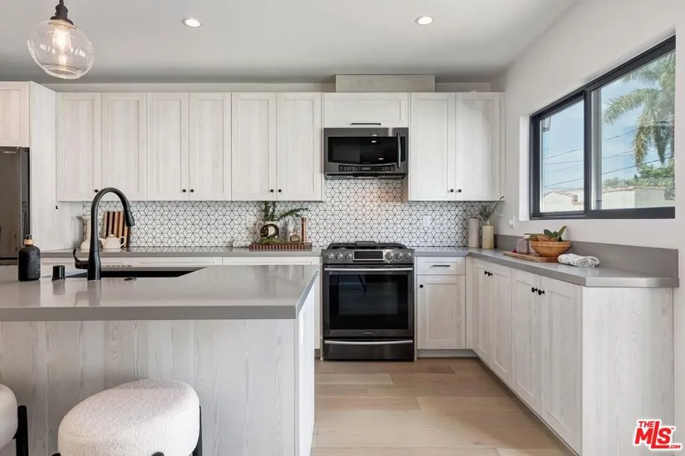 1015 S Tremaine Avenue Los Angeles, CA 90019
