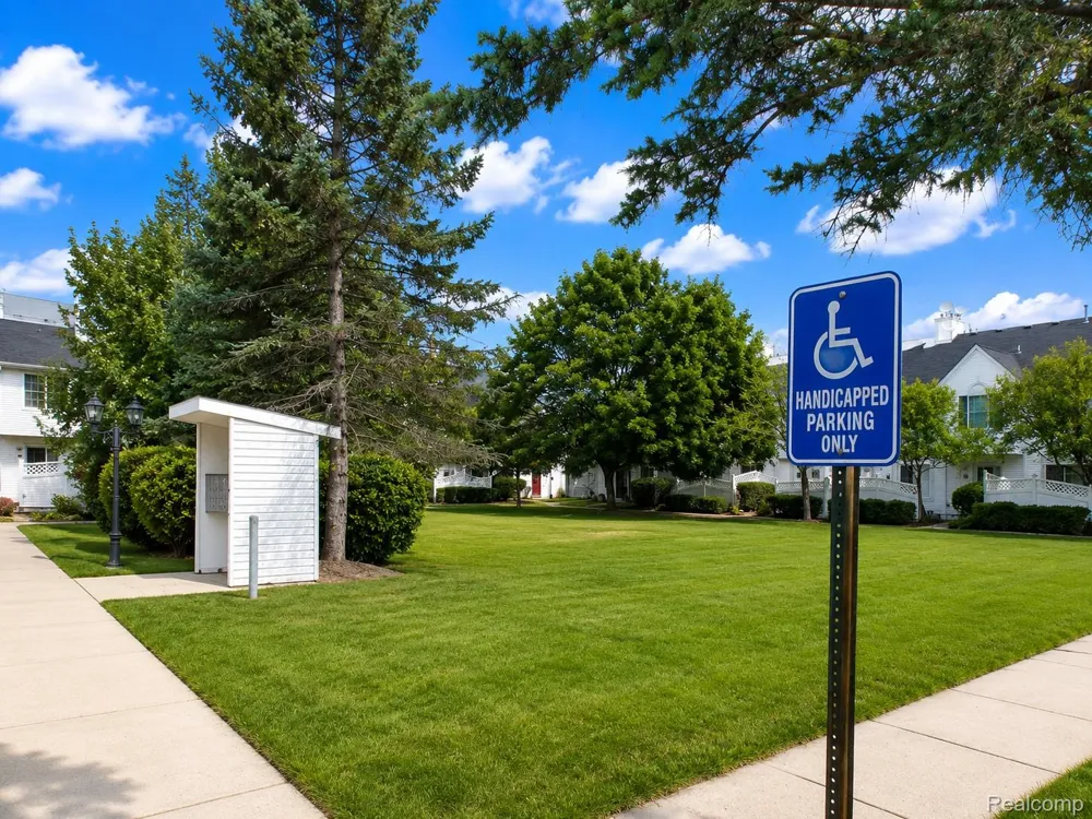 22272 Cape Cod Way Farmington Hills City, MI 48336