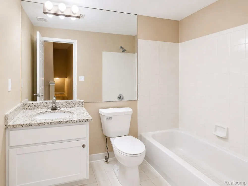 22272 Cape Cod Way Farmington Hills City, MI 48336