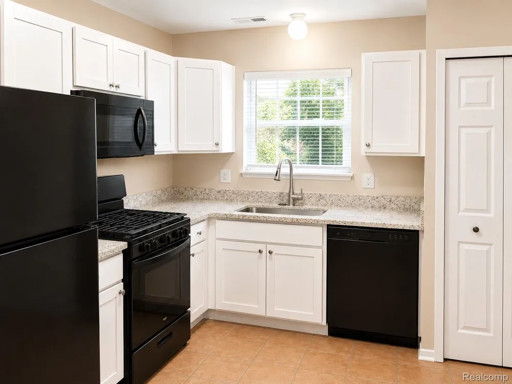 22272 Cape Cod Way Farmington Hills City, MI 48336