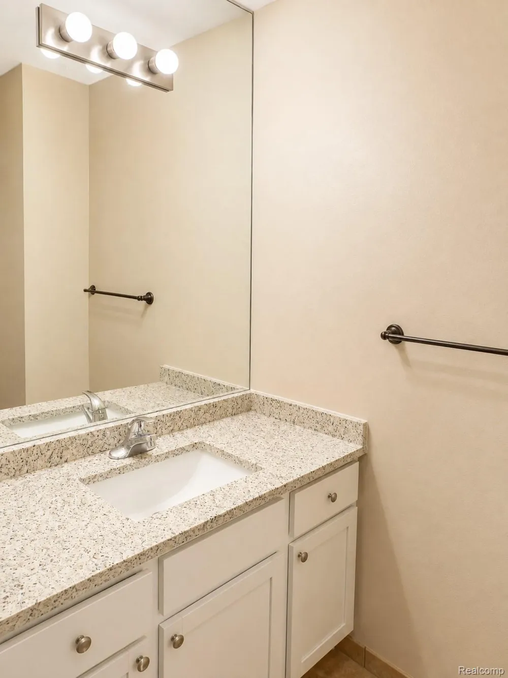 22272 Cape Cod Way Farmington Hills City, MI 48336