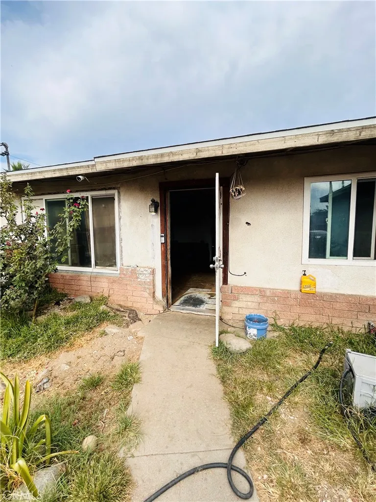 8671 Redwood Fontana, CA 92335