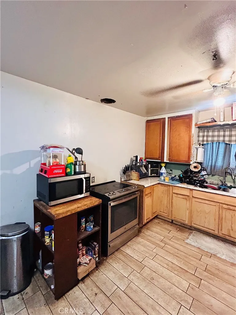 8671 Redwood Fontana, CA 92335