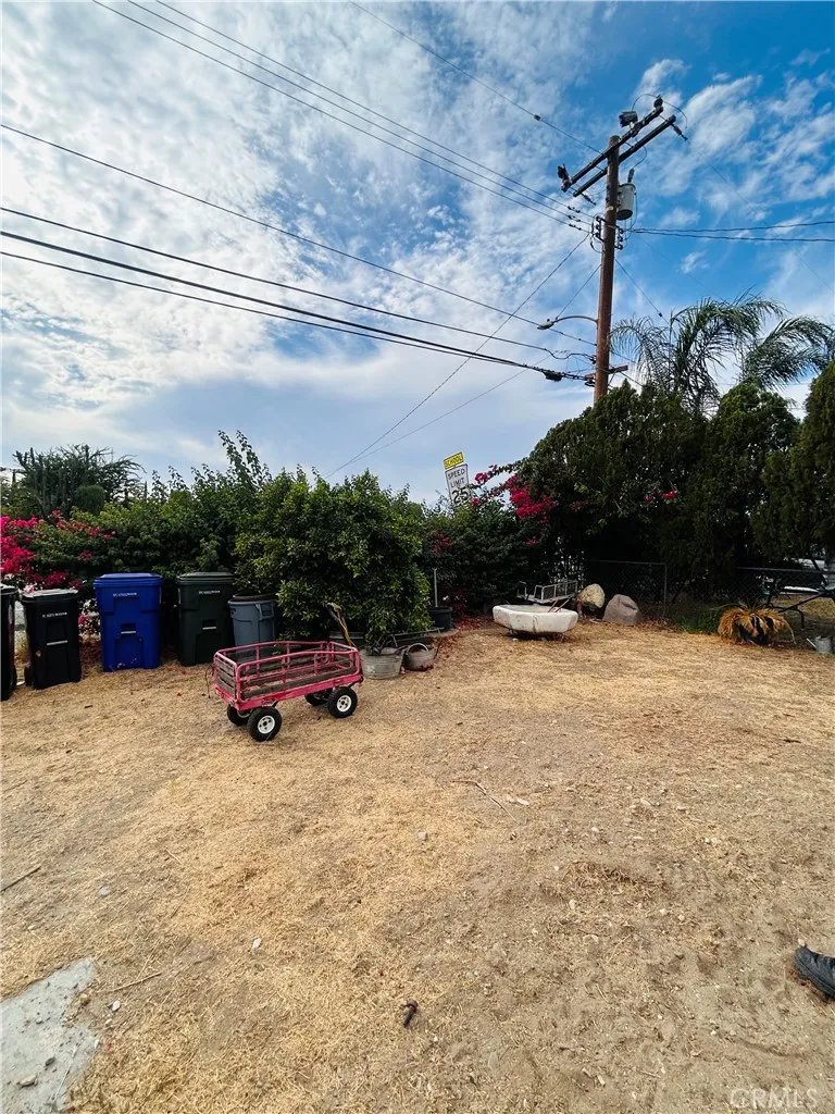 8671 Redwood Fontana, CA 92335