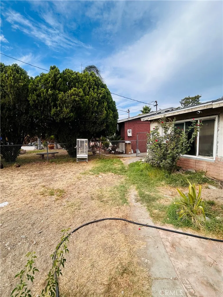 8671 Redwood Fontana, CA 92335