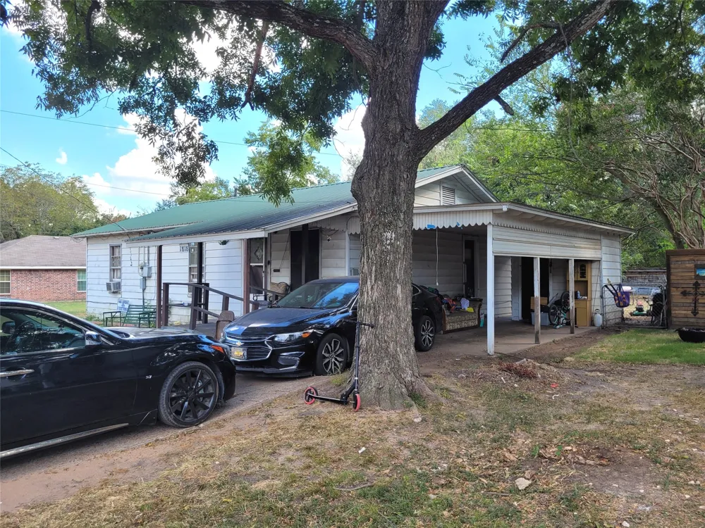 1818 E BOOTH Paris, TX 75460