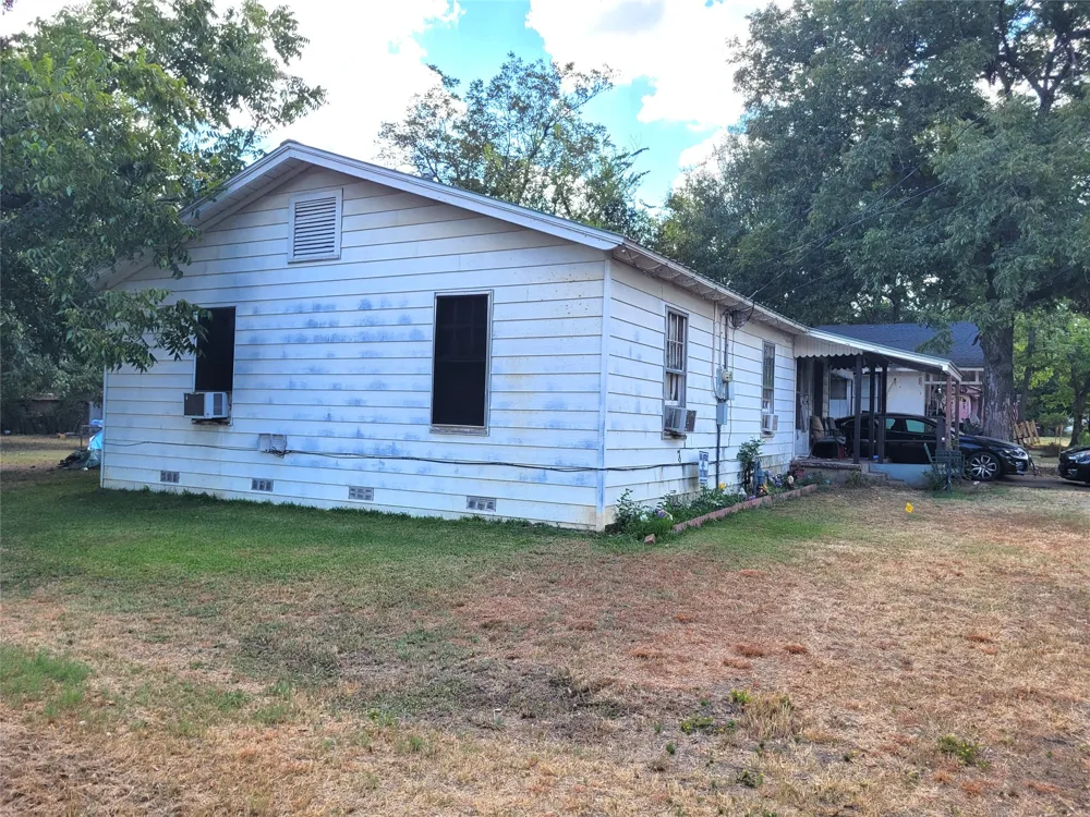 1818 E BOOTH Paris, TX 75460