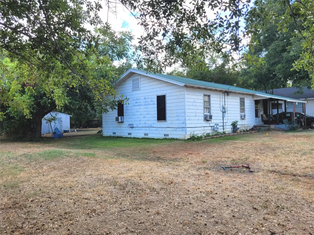 1818 E BOOTH Paris, TX 75460