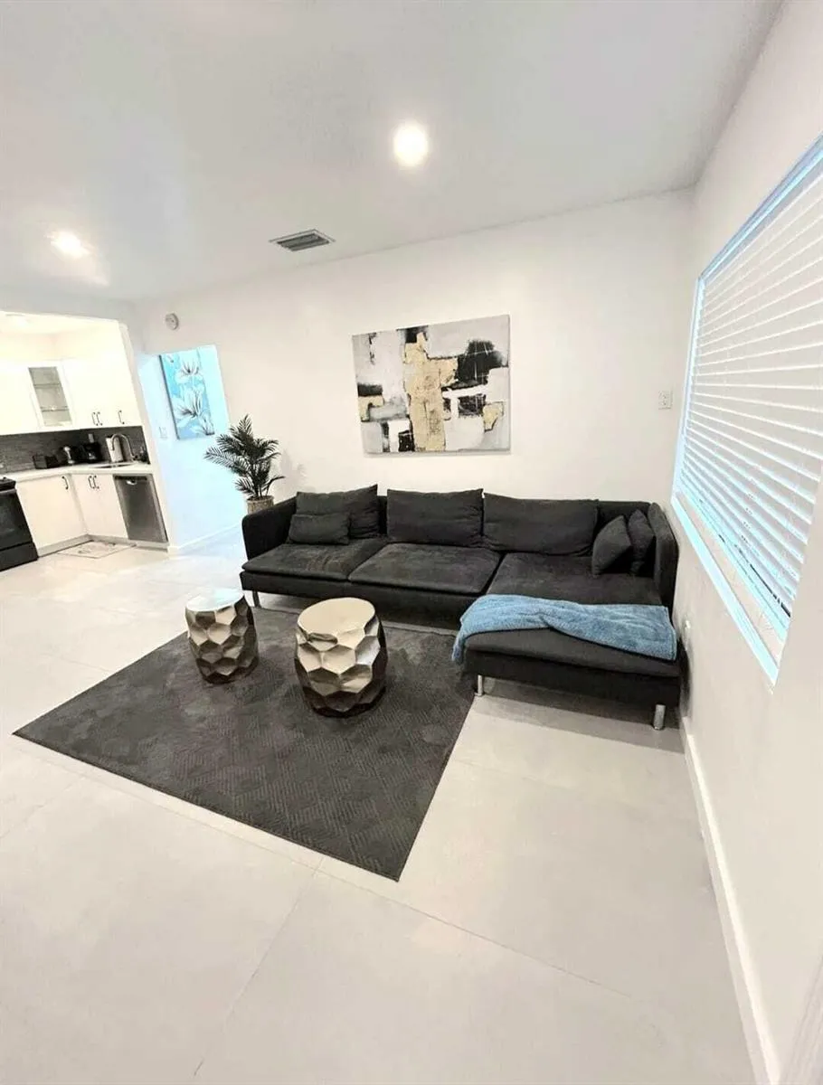 1211 NE 15TH AVENUE #2 Fort Lauderdale, FL 33304