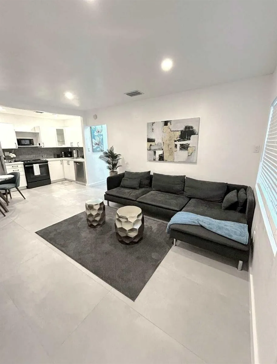 1211 NE 15TH AVENUE #2 Fort Lauderdale, FL 33304