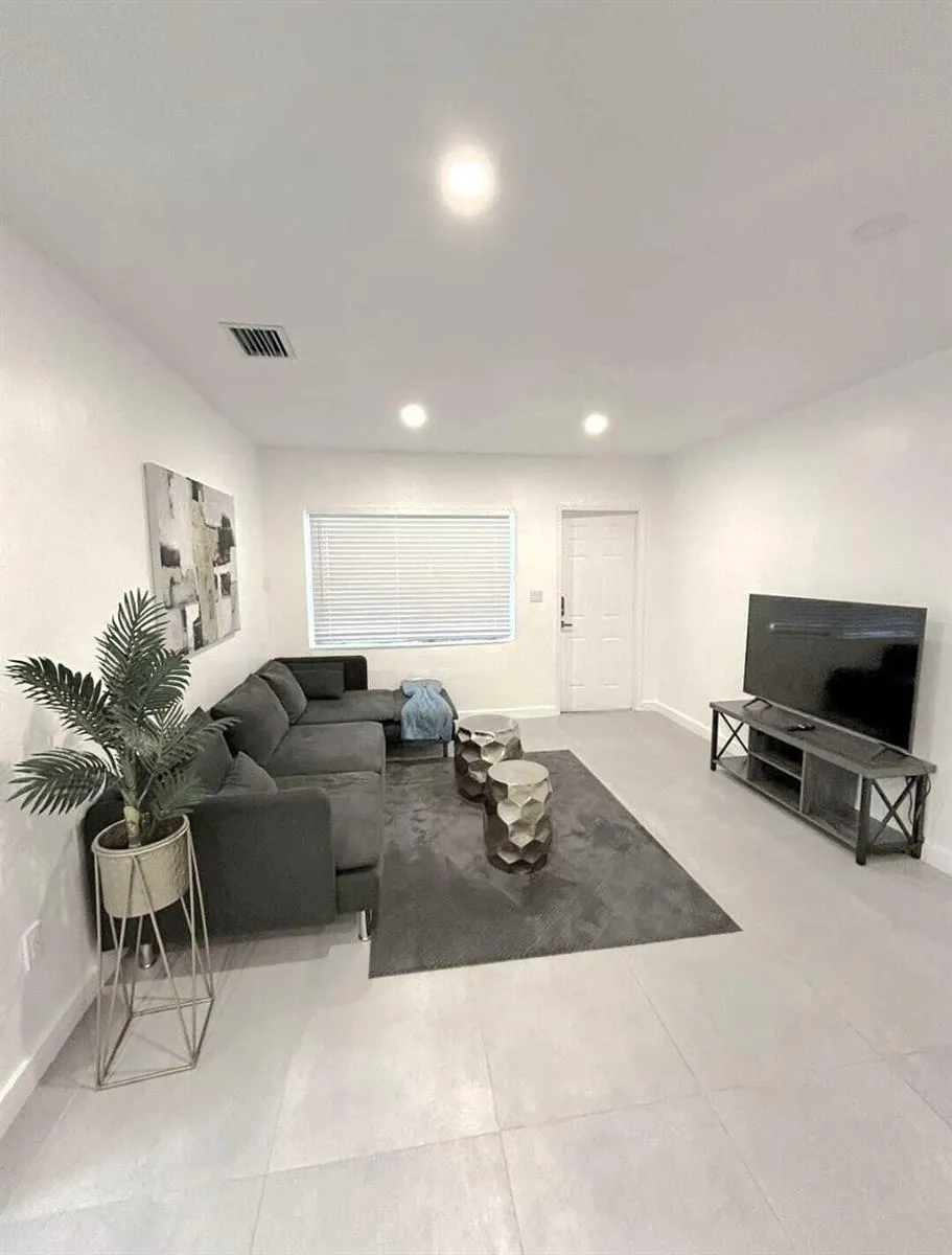 1211 NE 15TH AVENUE #2 Fort Lauderdale, FL 33304