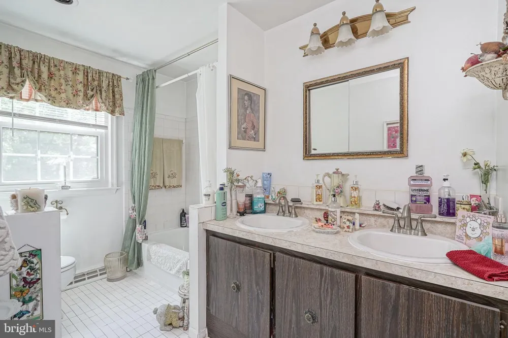 126 HENFIELD AVENUE Cherry Hill, NJ 08003