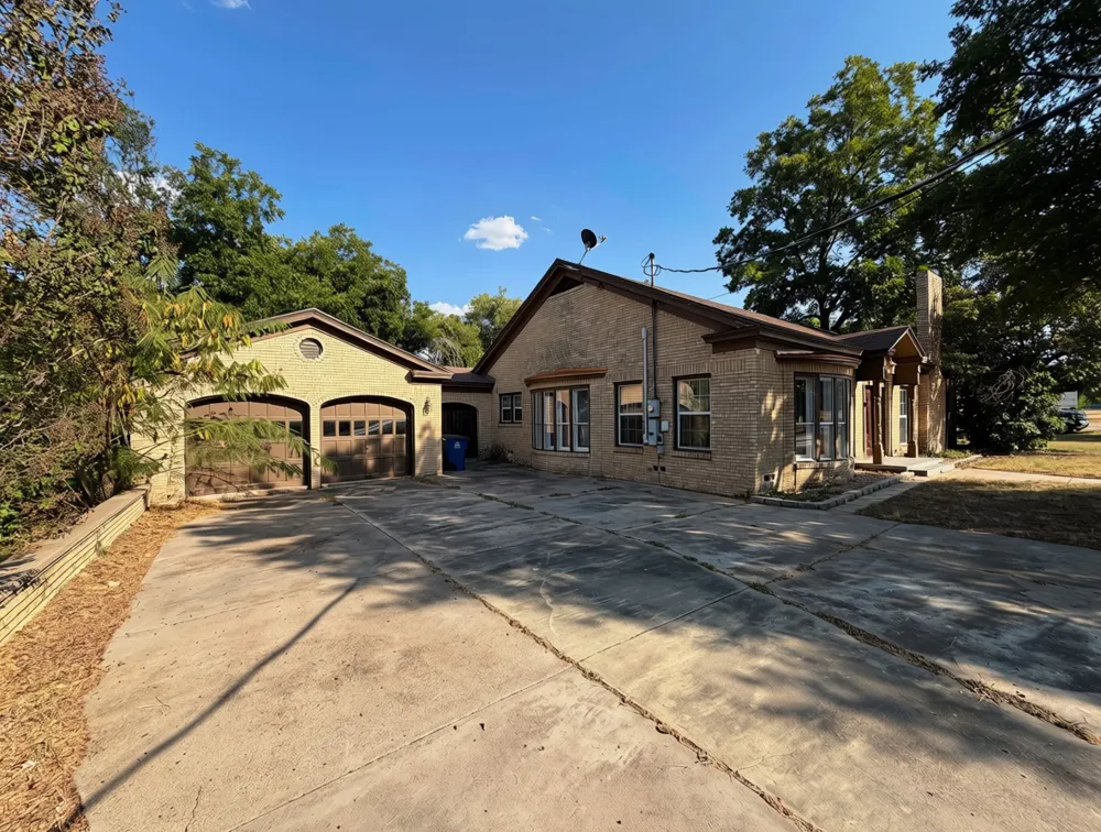 941 S Texas Street De Leon, TX 76444