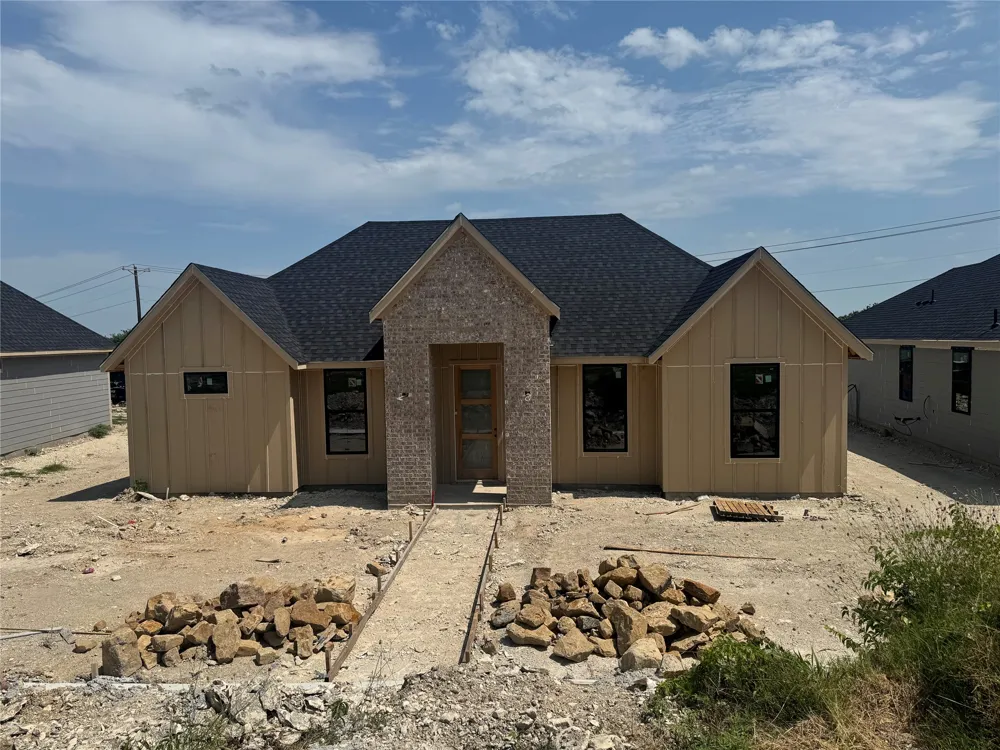 1636 W Wintergreen Road Lancaster, TX 75134