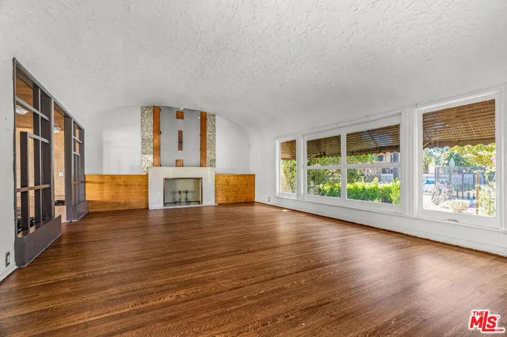 1838 S Victoria Avenue Los Angeles, CA 90019