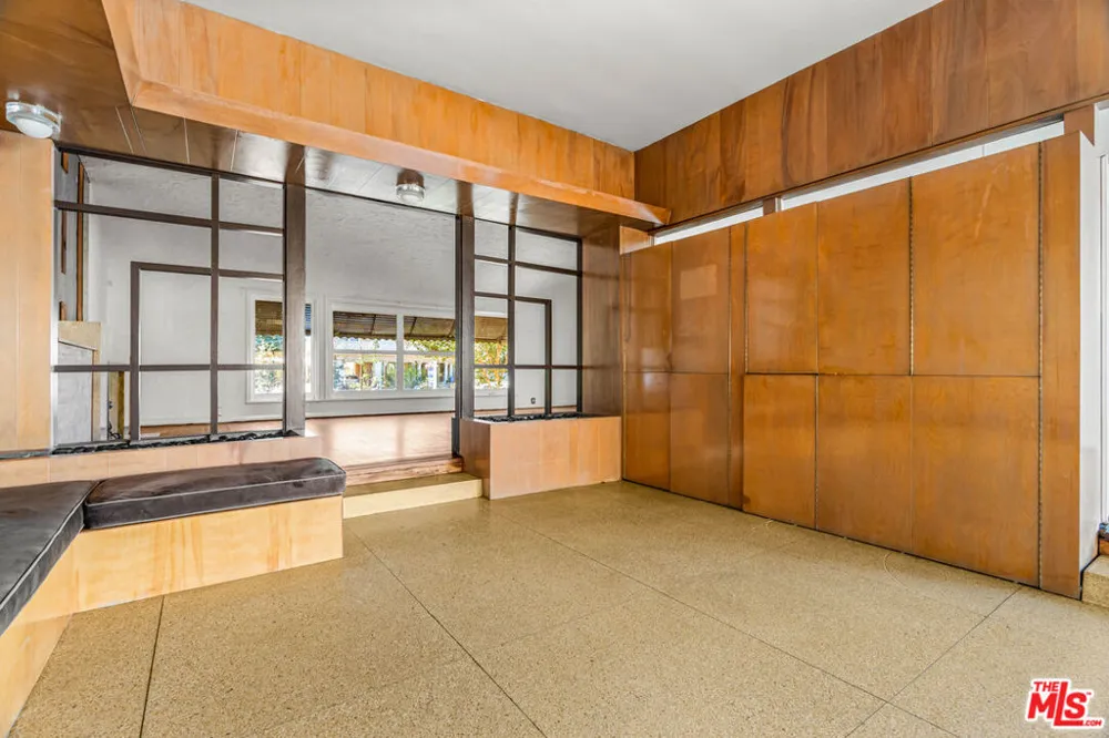 1838 S Victoria Avenue Los Angeles, CA 90019