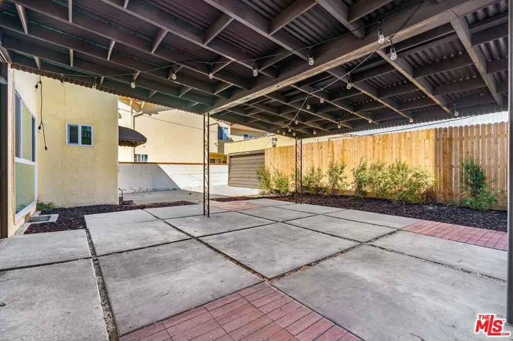 1838 S Victoria Avenue Los Angeles, CA 90019