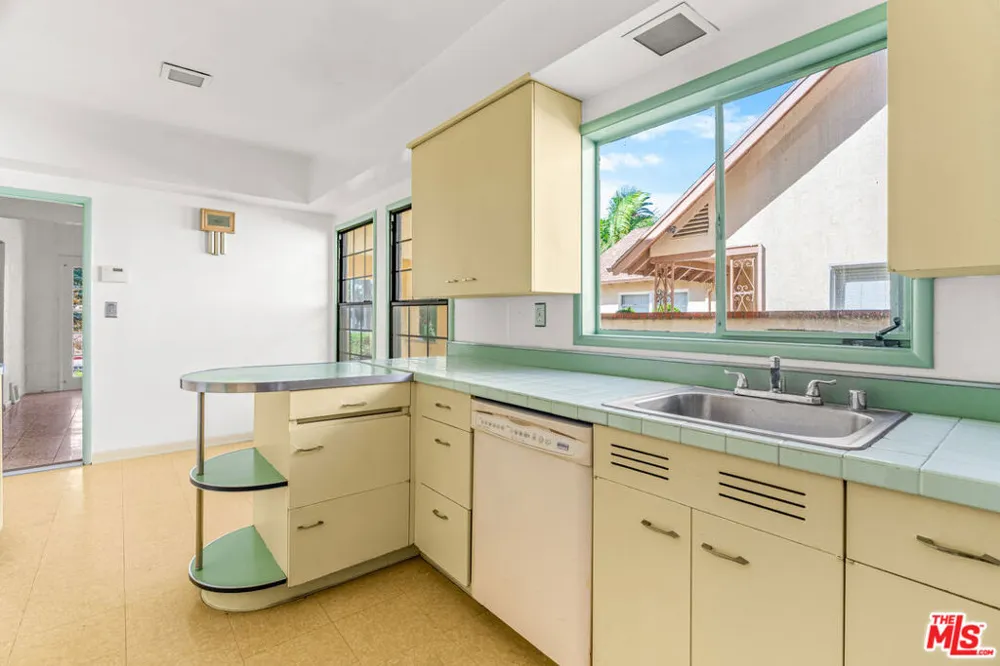 1838 S Victoria Avenue Los Angeles, CA 90019